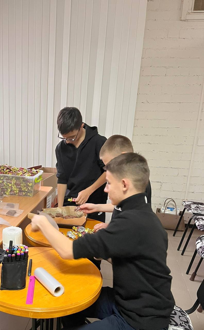 Полевая кухня по-орски - школьники взялись за ложки и половники Полевая кухня по-орски - школьники взялись за ложки и половники