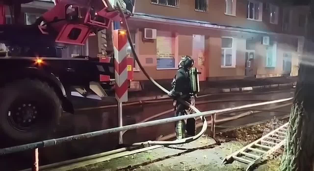 В Оренбурге из горящего жилого дома эвакуировали 220 человек