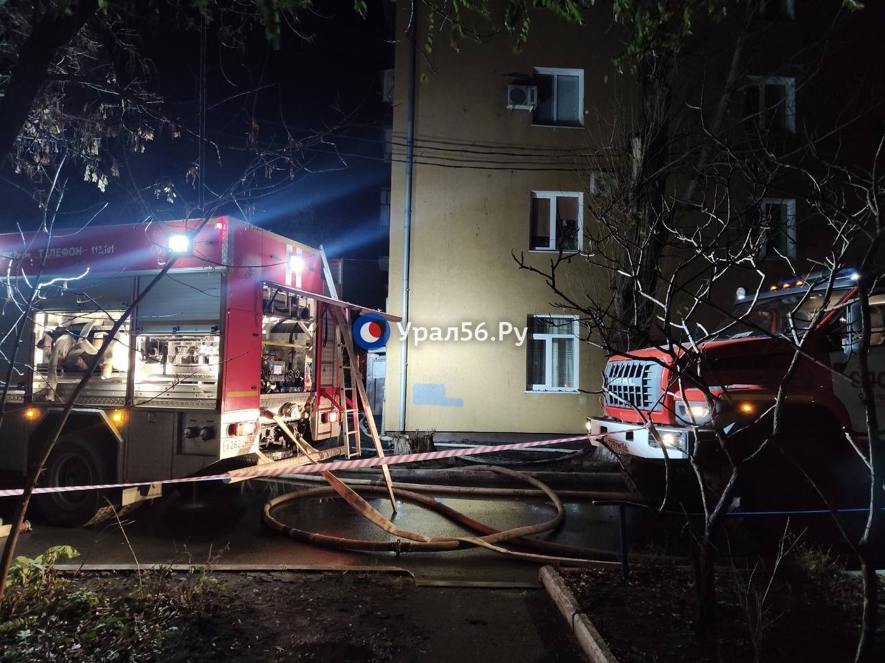 Сотрудники МЧС проливают кровлю Сотрудники МЧС проливают кровлю