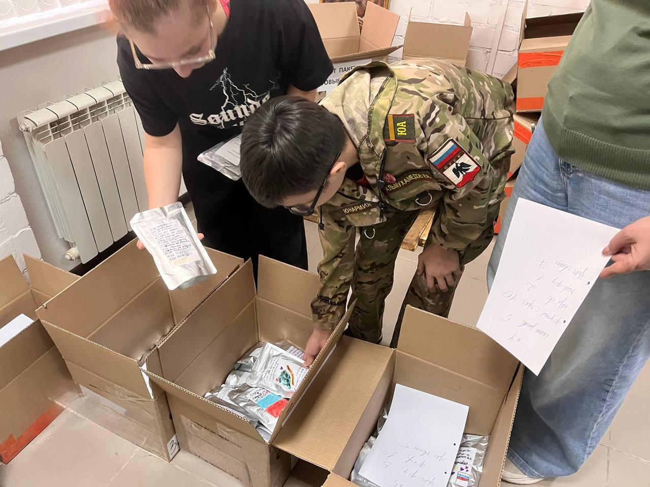 Полевая кухня по-орски - школьники взялись за ложки и половники Полевая кухня по-орски - школьники взялись за ложки и половники