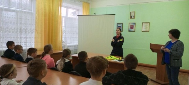 Сотрудники Госавтоинспекции Бузулука в рамках акции «Засветись» посетили школу для слабослышащих и глухих детей «Специальная (коррекционная)школа- интернат»