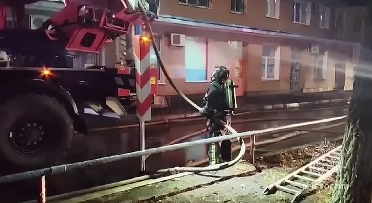 Поздним вечером вчера в центре Оренбурга начался пожар в одной из пятиэтажек города