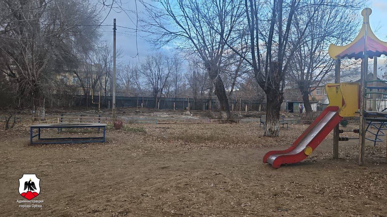 В Орске вывозят непригодные для проживания дома В Орске вывозят непригодные для проживания дома