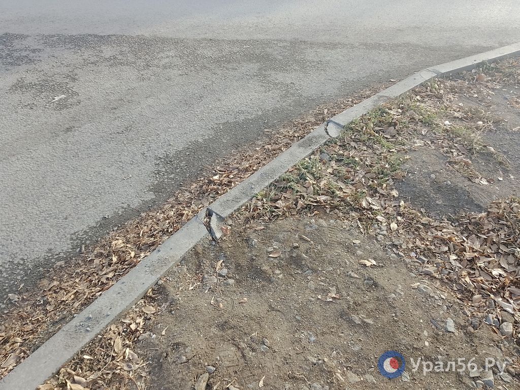 В Орске на обновленной улице Московской уже поломались бордюры В Орске на обновленной улице Московской уже поломались бордюры