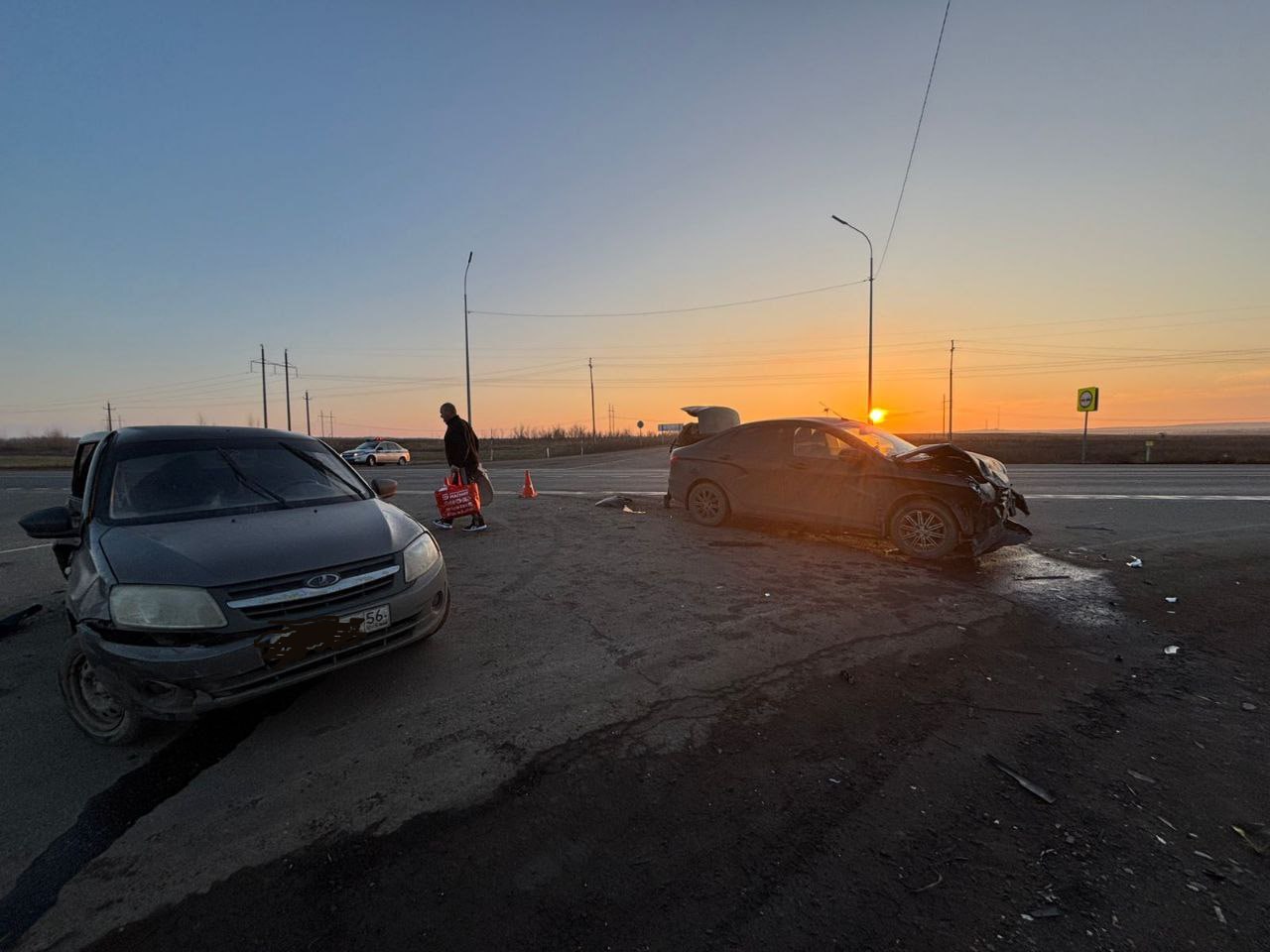 Сотрудники Госавтоинспекции Новосергиевского района устанавливают обстоятельства ДТП между автомобилями "Лада Гранта" и "Лада Веста" Сотрудники Госавтоинспекции Новосергиевского района устанавливают обстоятельства ДТП между автомобилями "Лада Гранта" и "Лада Веста"