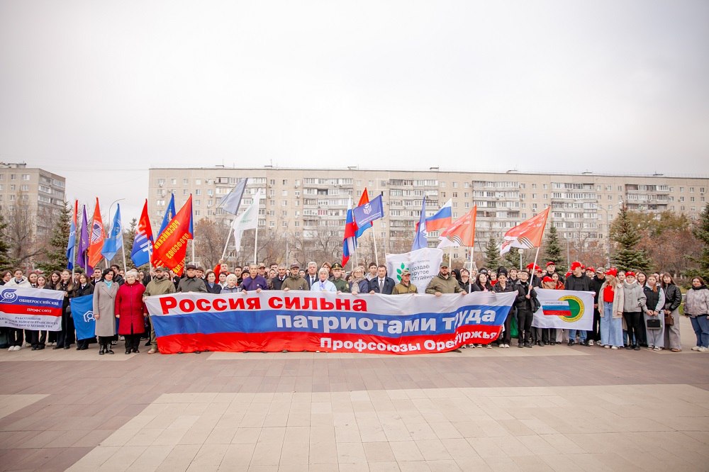 Профсоюзы и студенты Оренбуржья передали бойцам четыре автомобиля