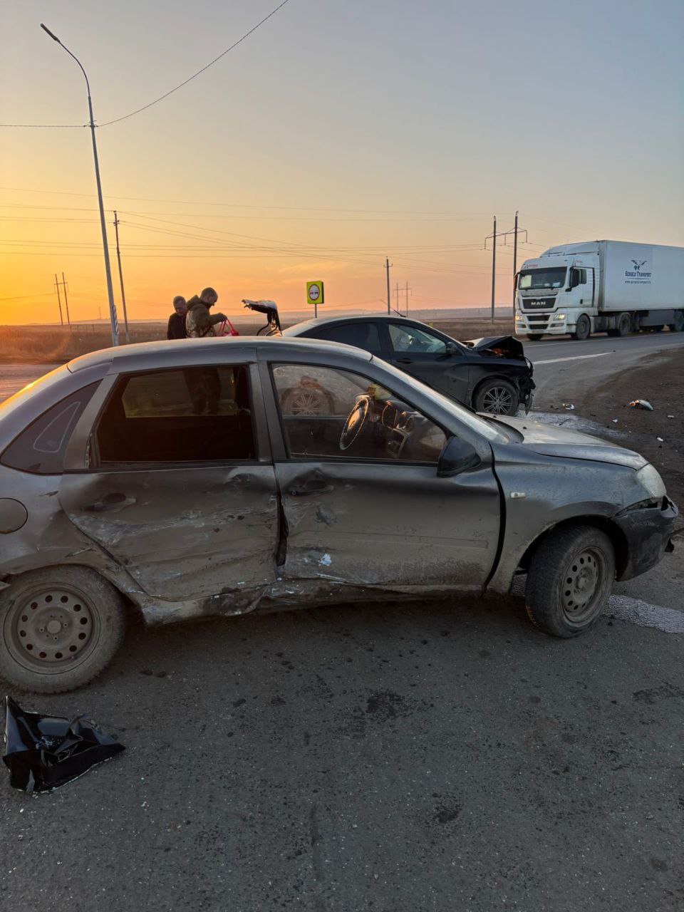 Сотрудники Госавтоинспекции Новосергиевского района устанавливают обстоятельства ДТП между автомобилями "Лада Гранта" и "Лада Веста" Сотрудники Госавтоинспекции Новосергиевского района устанавливают обстоятельства ДТП между автомобилями "Лада Гранта" и "Лада Веста"