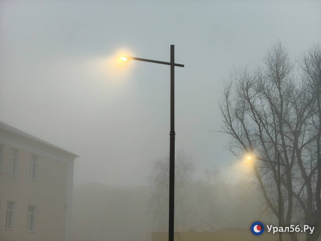 Сегодня в Оренбурге почти киношная атмосфера — город утонул в плотном тумане Сегодня в Оренбурге почти киношная атмосфера — город утонул в плотном тумане