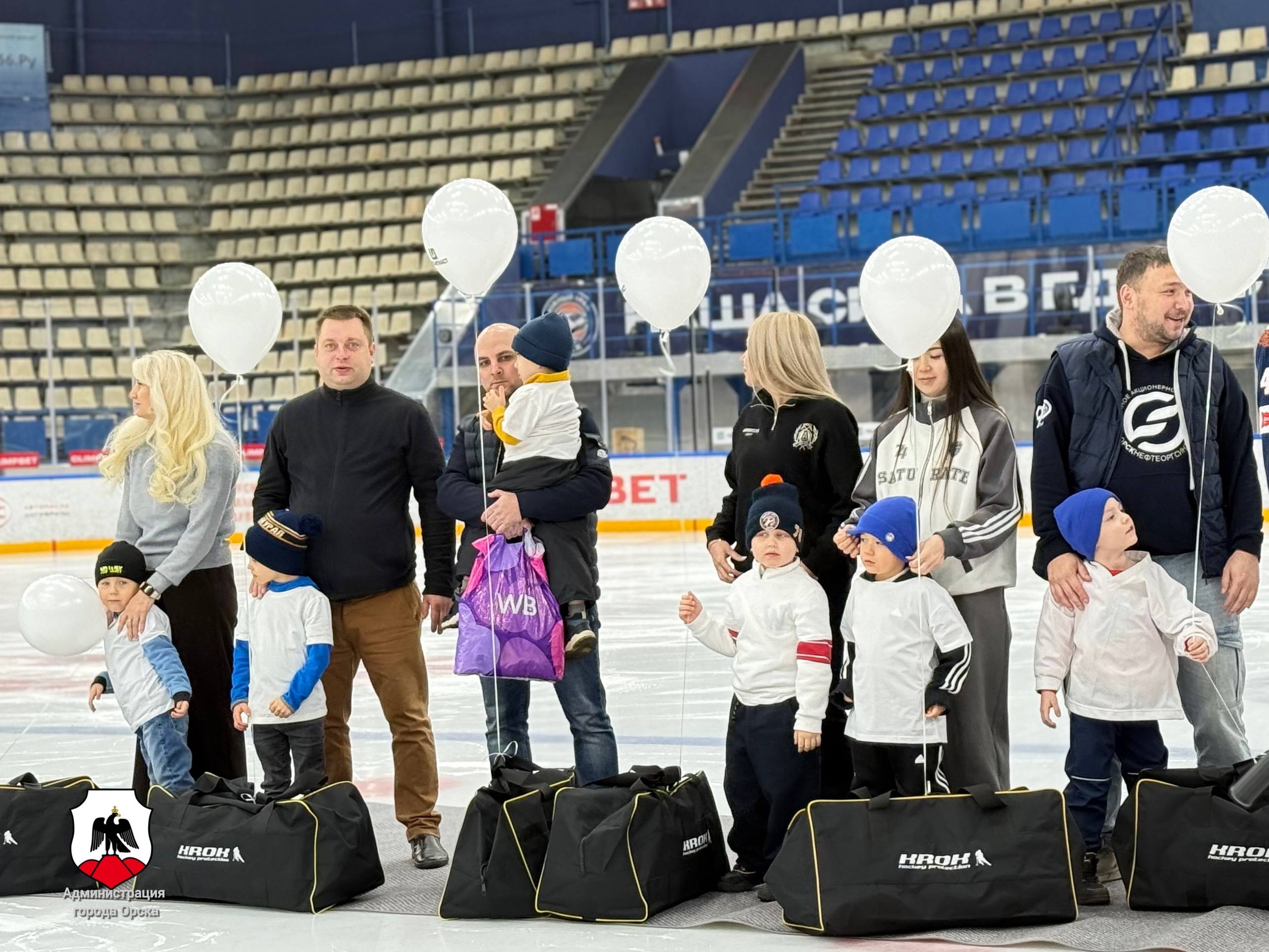 Юным хоккеистам Южного Урала подарили новую спортивную форму Юным хоккеистам Южного Урала подарили новую спортивную форму