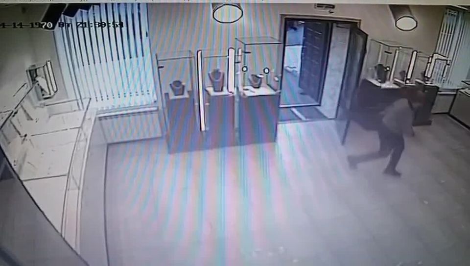 В Орске задержали подозреваемого в ограблении ювелирного магазина