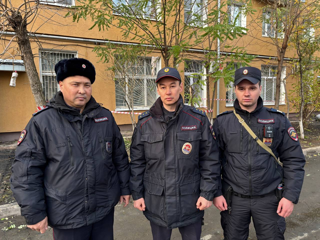 В Оренбурге полицейские ППС оказали помощь жителям пятиэтажки, в которой случился пожар В Оренбурге полицейские ППС оказали помощь жителям пятиэтажки, в которой случился пожар