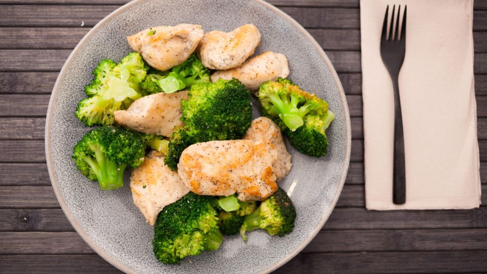 Сочная грудка будет на столе через 15 минут: так курицу готовят даже шеф-повара