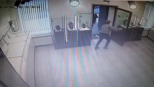 Оренбуржец с молотком ограбил ювелирный магазин в Орске — он ворвался в помещение среди дня, разбил витрину и убежал с драгоценностями