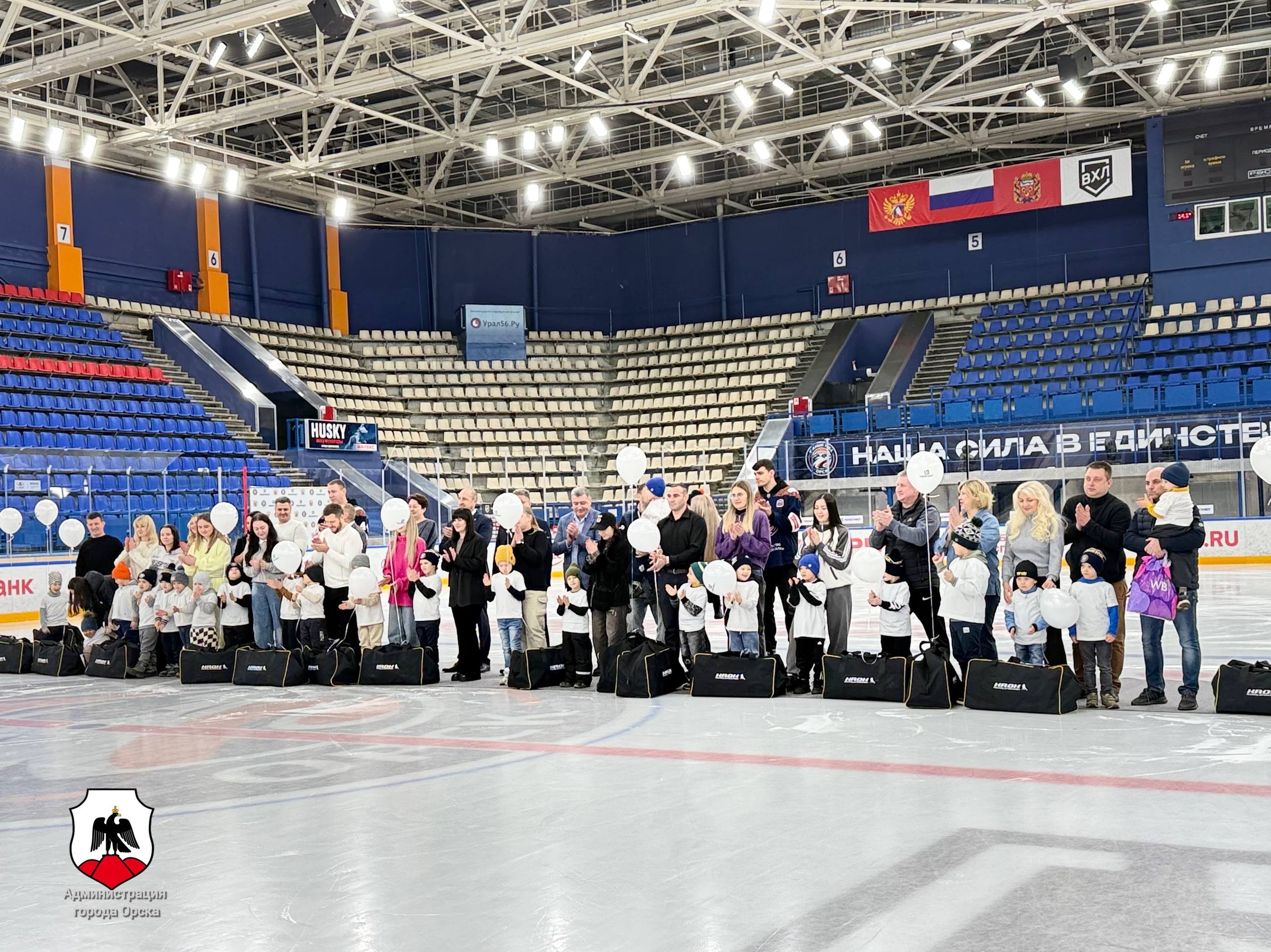 Юным хоккеистам Южного Урала подарили новую спортивную форму Юным хоккеистам Южного Урала подарили новую спортивную форму