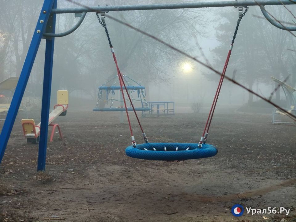 Сегодня в Оренбурге почти киношная атмосфера — город утонул в плотном тумане