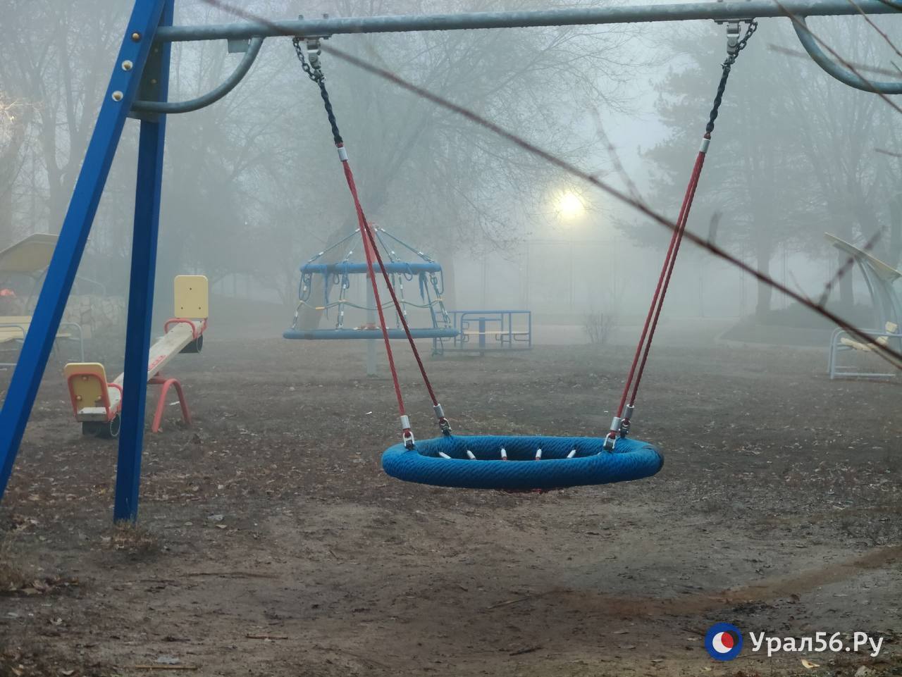 Сегодня в Оренбурге почти киношная атмосфера — город утонул в плотном тумане