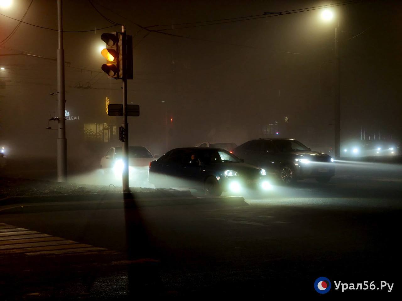 Сегодня в Оренбурге почти киношная атмосфера — город утонул в плотном тумане Сегодня в Оренбурге почти киношная атмосфера — город утонул в плотном тумане
