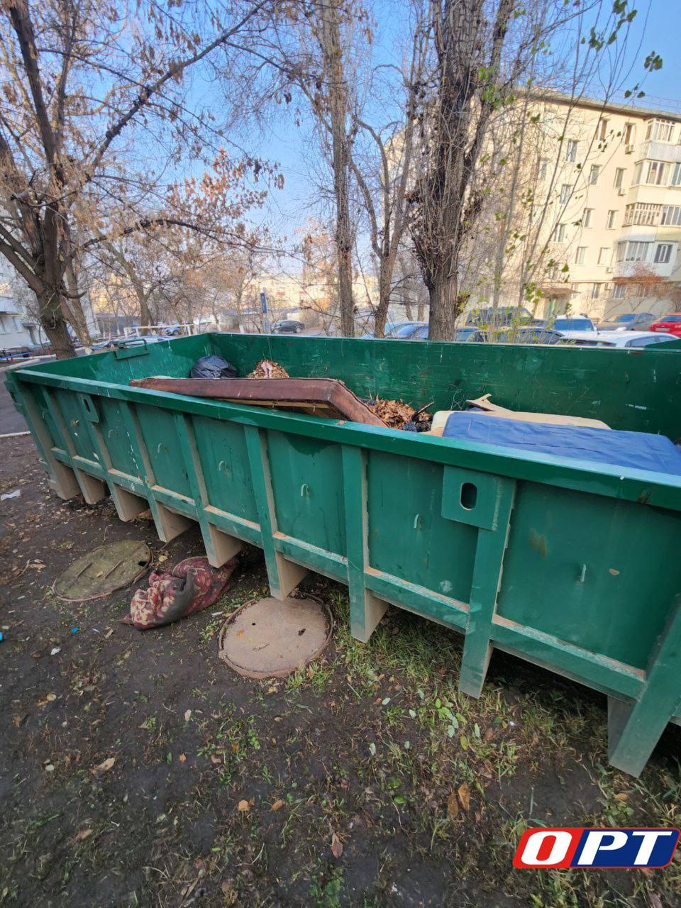 Волонтеры вместе с жильцами выносят из пострадавших, во время пожара, квартир вещи и мебель, пришедшие в негодность Волонтеры вместе с жильцами выносят из пострадавших, во время пожара, квартир вещи и мебель, пришедшие в негодность