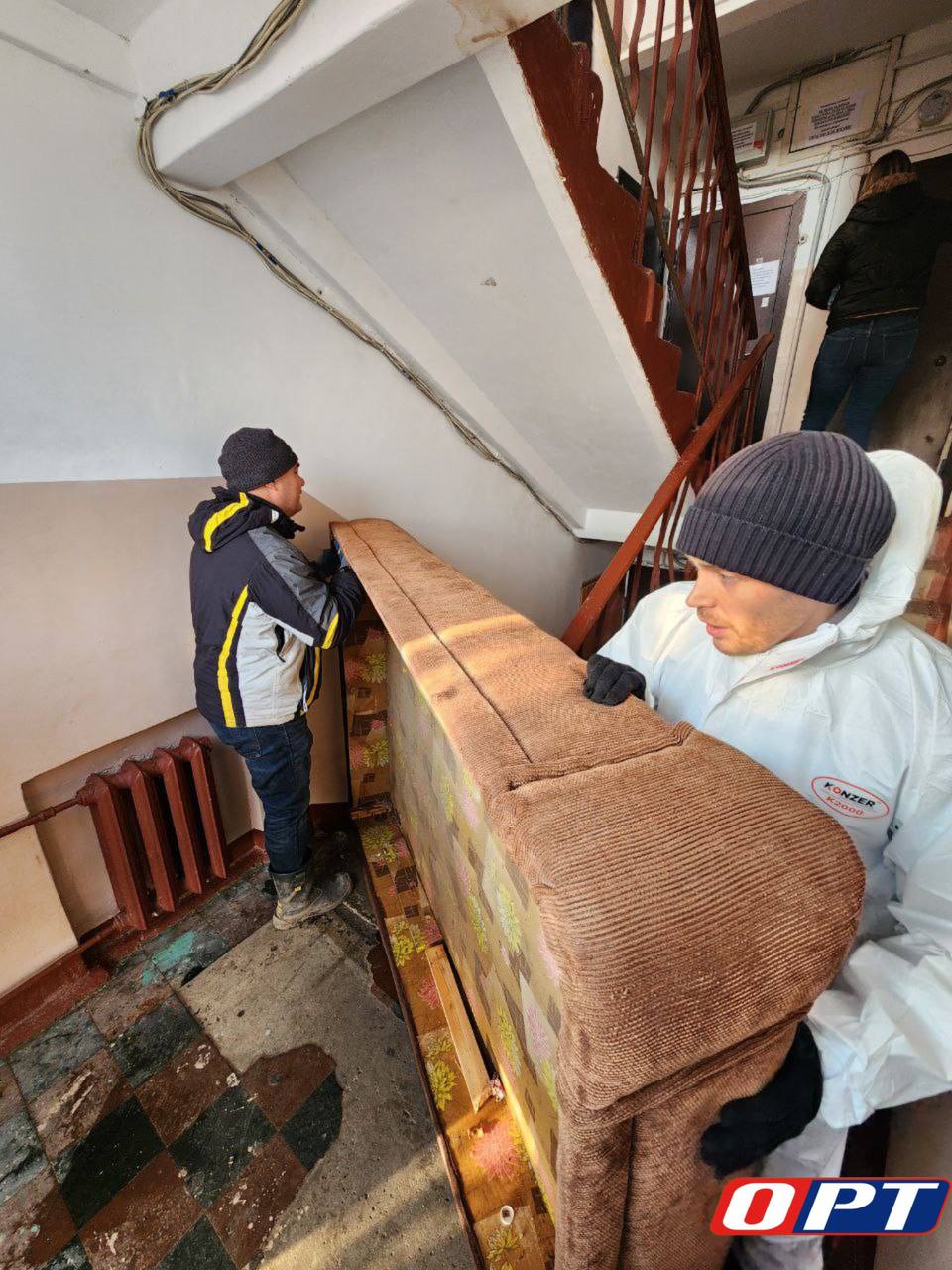 Волонтеры вместе с жильцами выносят из пострадавших, во время пожара, квартир вещи и мебель, пришедшие в негодность Волонтеры вместе с жильцами выносят из пострадавших, во время пожара, квартир вещи и мебель, пришедшие в негодность