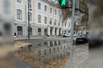 В центре Оренбурга на отремонтированной дороге пешеходный переход превратился в вечную лужу