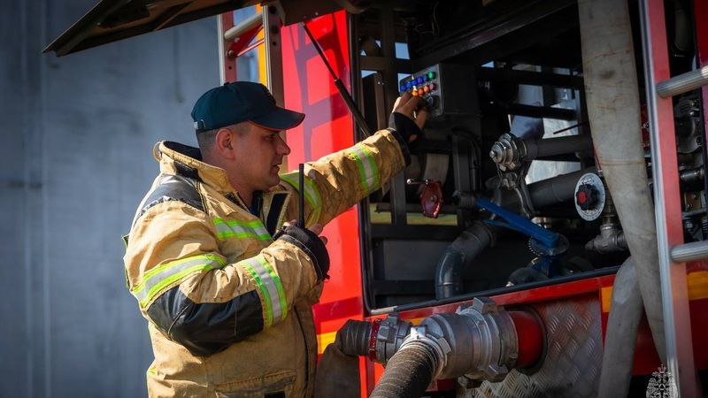 70 человек эвакуировали из-за пожара в доме на ул. 70 лет ВЛКСМ в Оренбурге