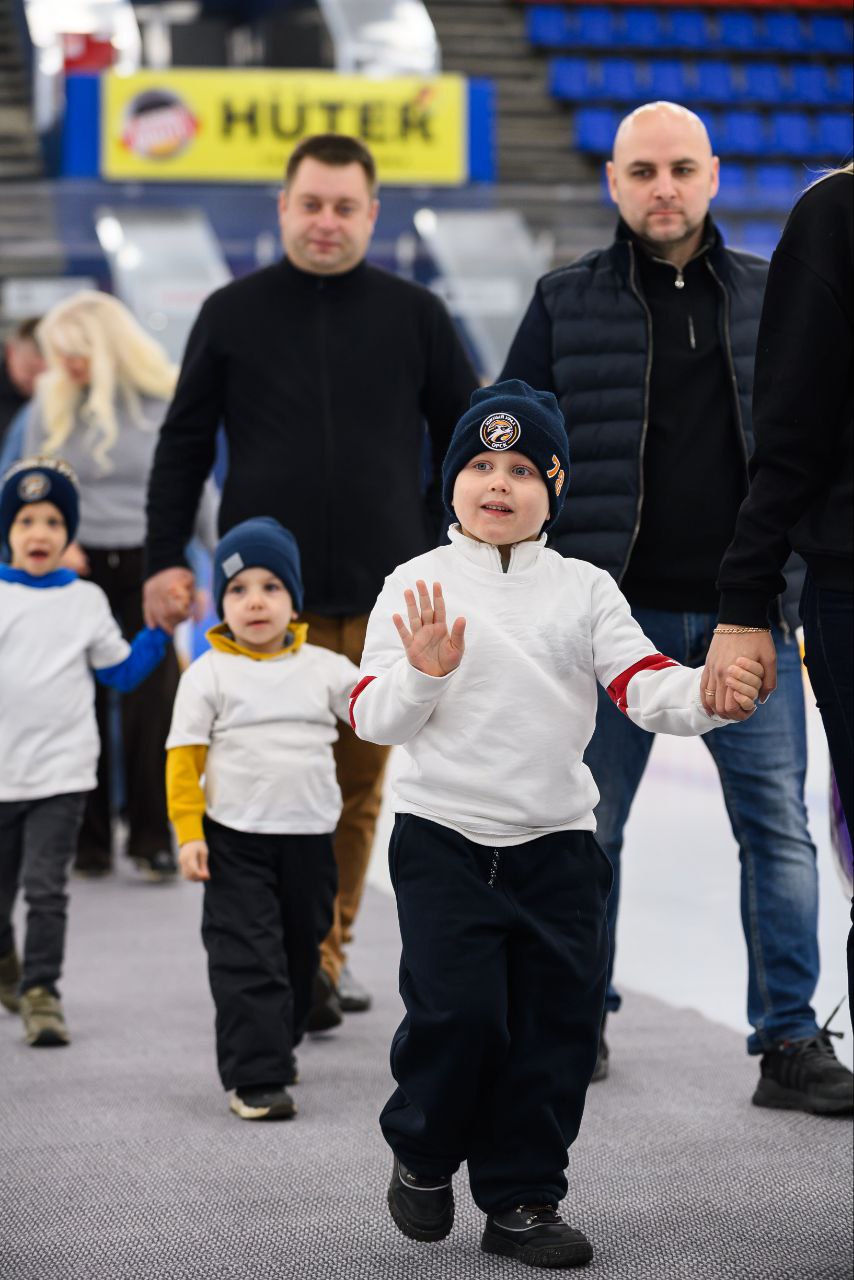 Экипировку юным хоккеистам Орска подарила компания «Полипласт» Экипировку юным хоккеистам Орска подарила компания «Полипласт»