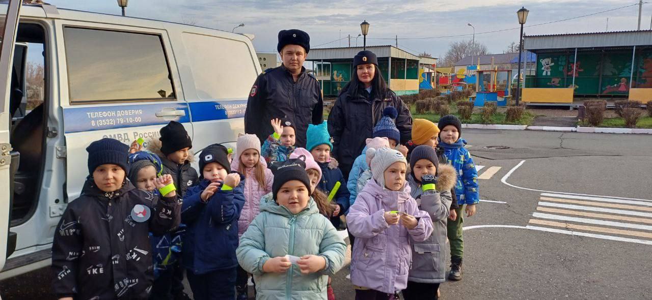 Сотрудники Госавтоинспекции Октябрьского района и самые юные волонтеры отряда «Добрые сердца» центра дополнительного образования Октябрьского района провели акцию «Бумажный журавлик» Сотрудники Госавтоинспекции Октябрьского района и самые юные волонтеры отряда «Добрые сердца» центра дополнительного образования Октябрьского района провели акцию «Бумажный журавлик»