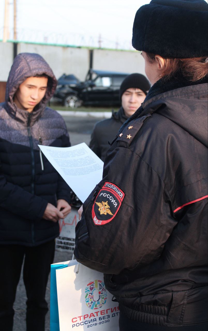 Сотрудники Госавтоинспекции Октябрьского района и самые юные волонтеры отряда «Добрые сердца» центра дополнительного образования Октябрьского района провели акцию «Бумажный журавлик» Сотрудники Госавтоинспекции Октябрьского района и самые юные волонтеры отряда «Добрые сердца» центра дополнительного образования Октябрьского района провели акцию «Бумажный журавлик»