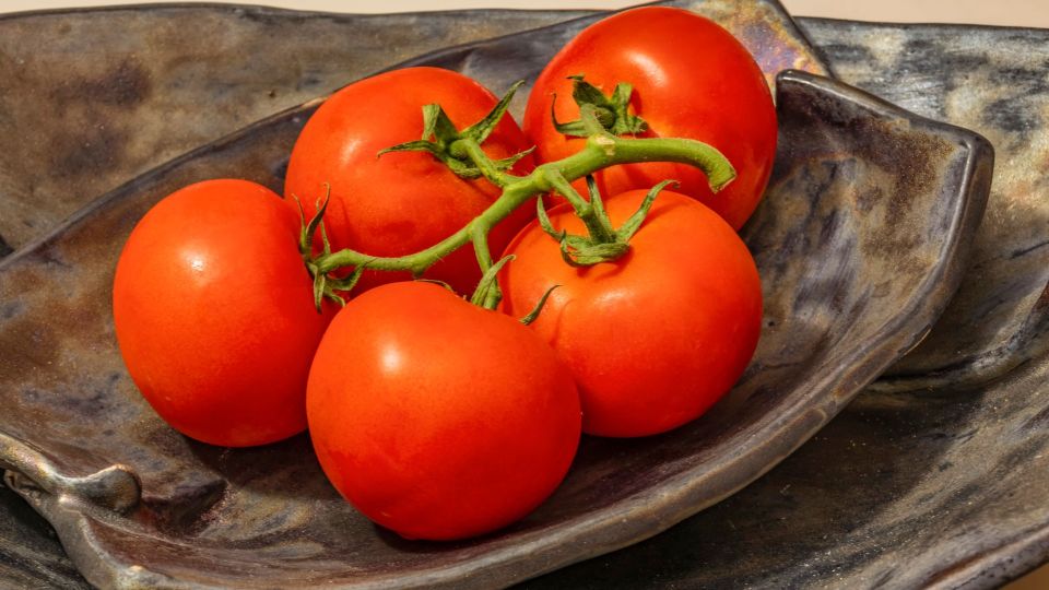 В школе такому не научат: целая гора черри разлетится на половинки за 2 секунды