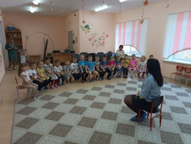 Сотрудники Госавтоинспекции Октябрьского района и самые юные волонтеры отряда «Добрые сердца» центра дополнительного образования Октябрьского района провели акцию «Бумажный журавлик»