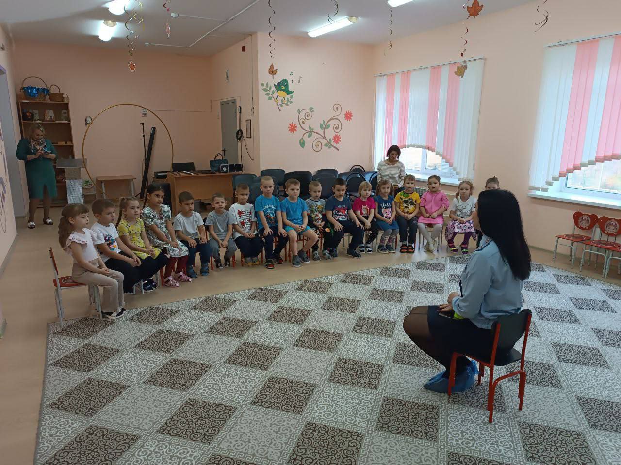 Сотрудники Госавтоинспекции Октябрьского района и самые юные волонтеры отряда «Добрые сердца» центра дополнительного образования Октябрьского района провели акцию «Бумажный журавлик»