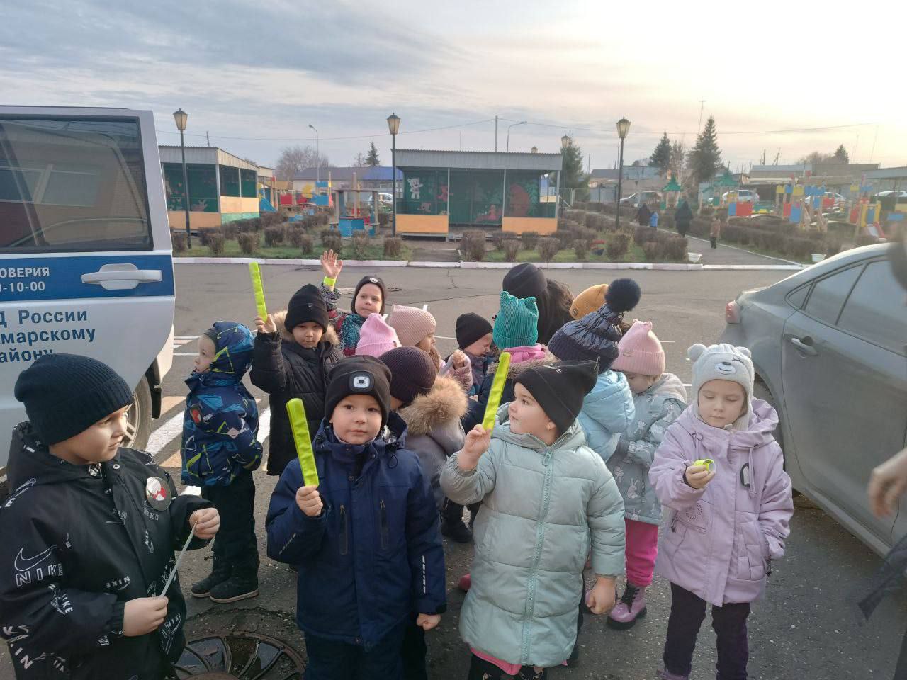 Сотрудники Госавтоинспекции Октябрьского района и самые юные волонтеры отряда «Добрые сердца» центра дополнительного образования Октябрьского района провели акцию «Бумажный журавлик» Сотрудники Госавтоинспекции Октябрьского района и самые юные волонтеры отряда «Добрые сердца» центра дополнительного образования Октябрьского района провели акцию «Бумажный журавлик»