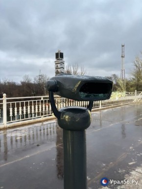 Бинокль перед мостом «Европа-Азия» в Оренбурге до сих пор стоит разбитый