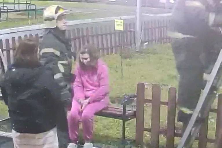 В Оренбурге из окна второго этажа выпала 22-летняя девушка в пижаме