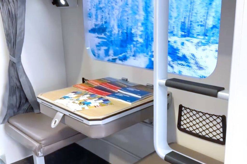 В РЖД показали новый плацкартный вагон: больше мест, длиннее полки и отдельная душевая