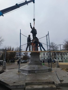 В Оренбурге памятник Владимиру Ленину в одноименном сквере возвращен на место