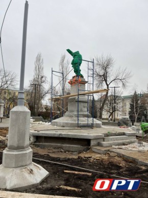Памятник Ленину возвращен в одноименный сквер в Оренбурге