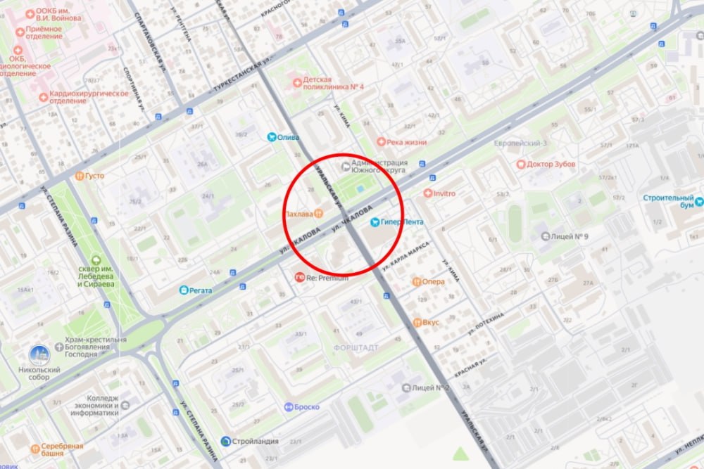 В Оренбурге водители и пешеходы ищут выход из «светофорного тупика» на пересечении улиц Чкалова — Уральская