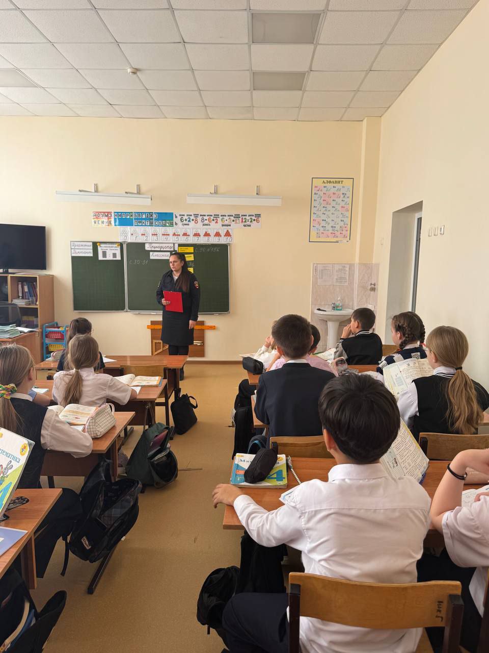 Сотрудники Госавтоинспекции МУ МВД России “Орское” провели профилактическую работу "Мудрый шаг" с пожилыми гражданами, которые посещают комплексный центр социального обслуживания г. Орска. Мероприятие было направлено на... Сотрудники Госавтоинспекции МУ МВД России “Орское” провели профилактическую работу "Мудрый шаг" с пожилыми гражданами, которые посещают комплексный центр социального обслуживания г. Орска. Мероприятие было направлено на...