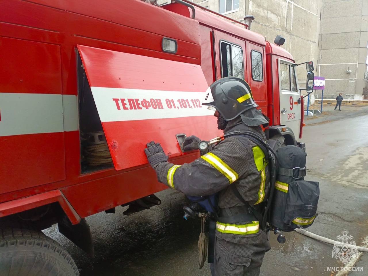 В Орске на пожаре спасли трех человек В Орске на пожаре спасли трех человек