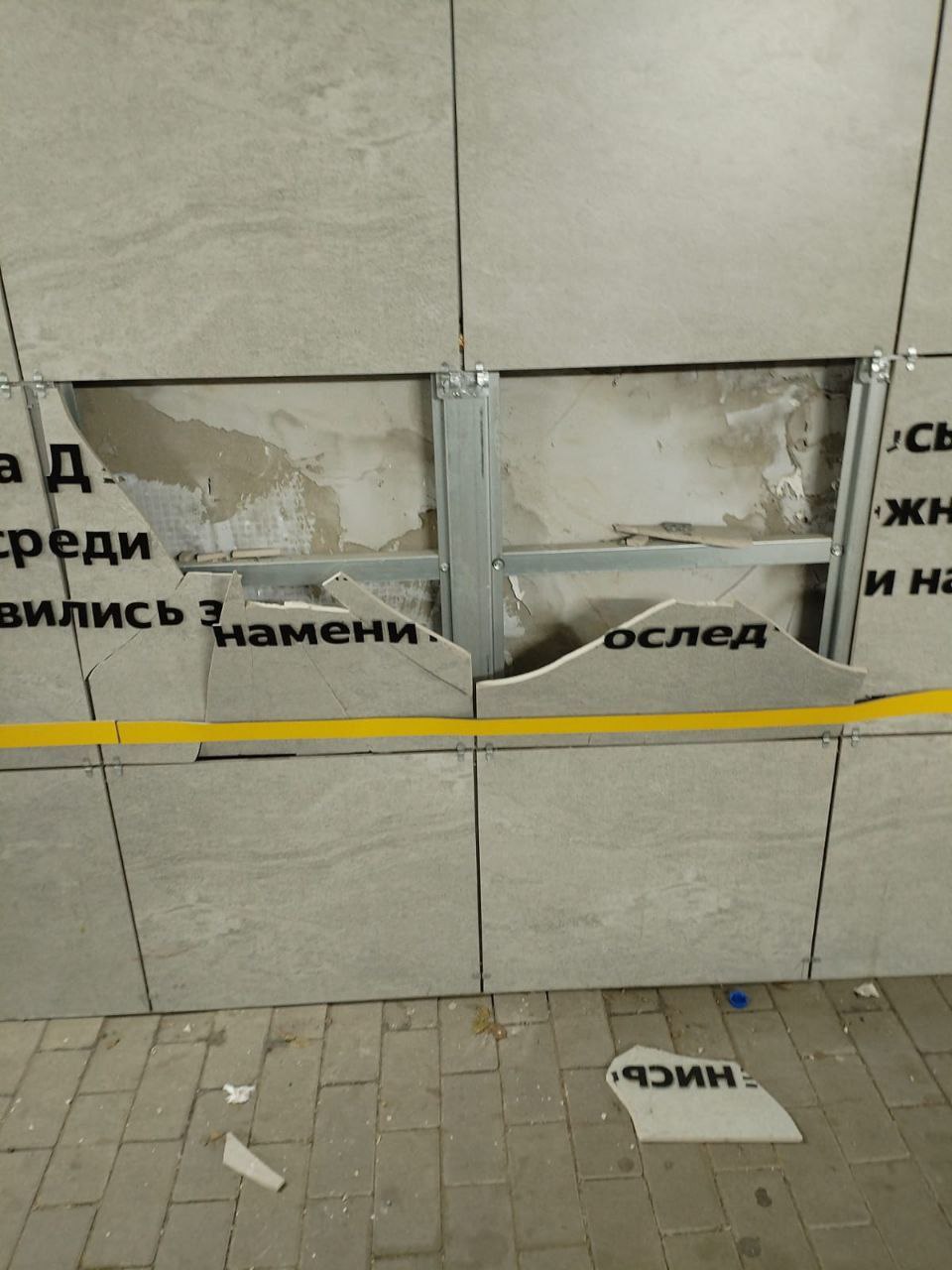 Администрация города обратилась в полицию по факту повреждения подземного пешеходного перехода около Музкомедии