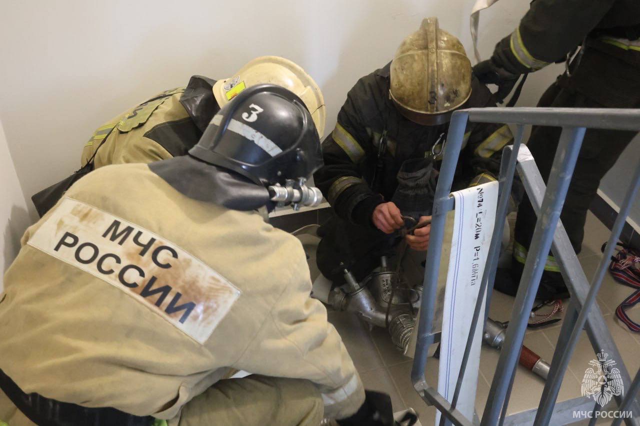 В Оренбурге отрабатывали тушение пожара на крыше высотки В Оренбурге отрабатывали тушение пожара на крыше высотки