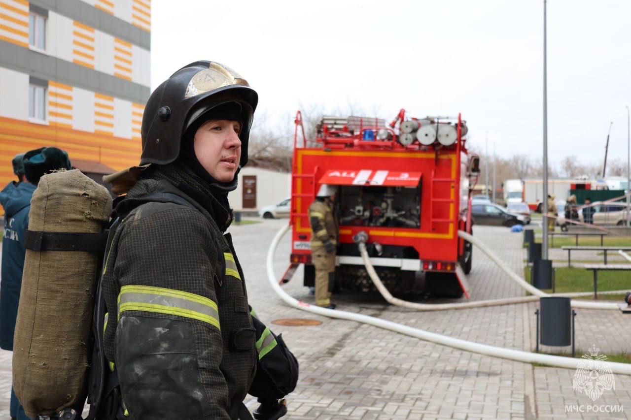 В Оренбурге отрабатывали тушение пожара на крыше высотки В Оренбурге отрабатывали тушение пожара на крыше высотки