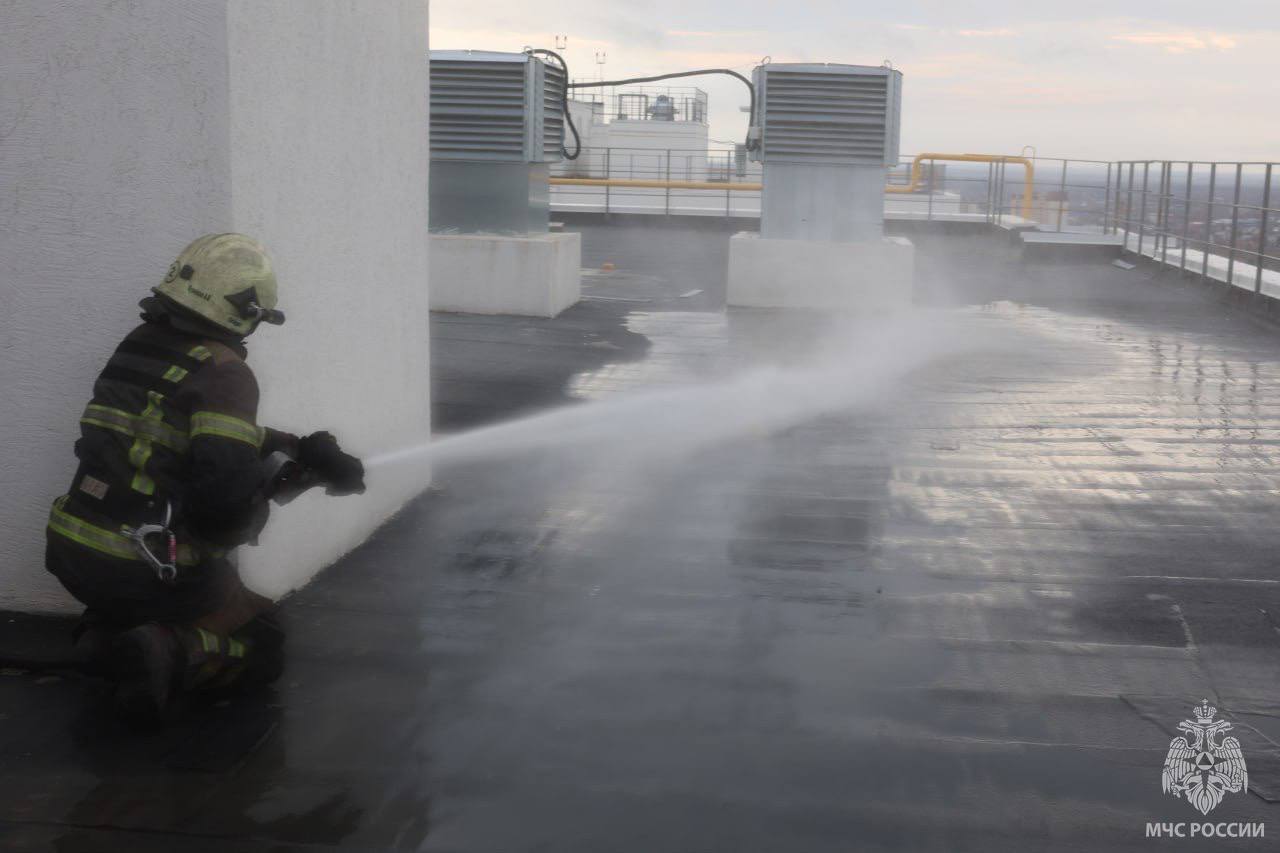 В Оренбурге отрабатывали тушение пожара на крыше высотки В Оренбурге отрабатывали тушение пожара на крыше высотки