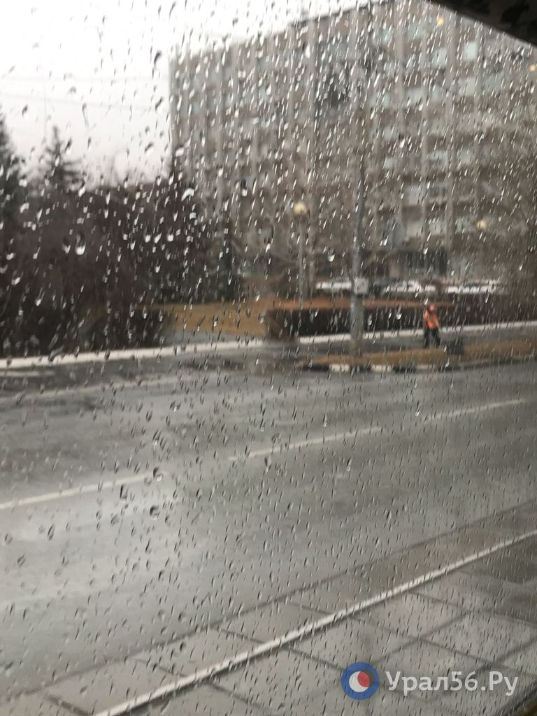 Дождливый Орск из окна трамвайного вагона Дождливый Орск из окна трамвайного вагона