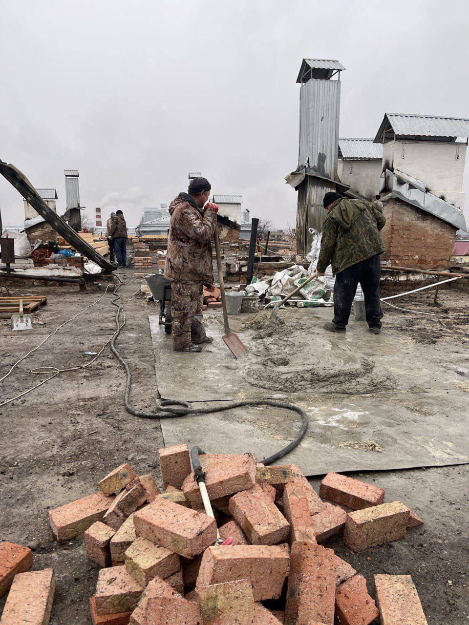 Альберт Юмадилов проверил ход работ по восстановлению кровли в доме на Больничном Альберт Юмадилов проверил ход работ по восстановлению кровли в доме на Больничном