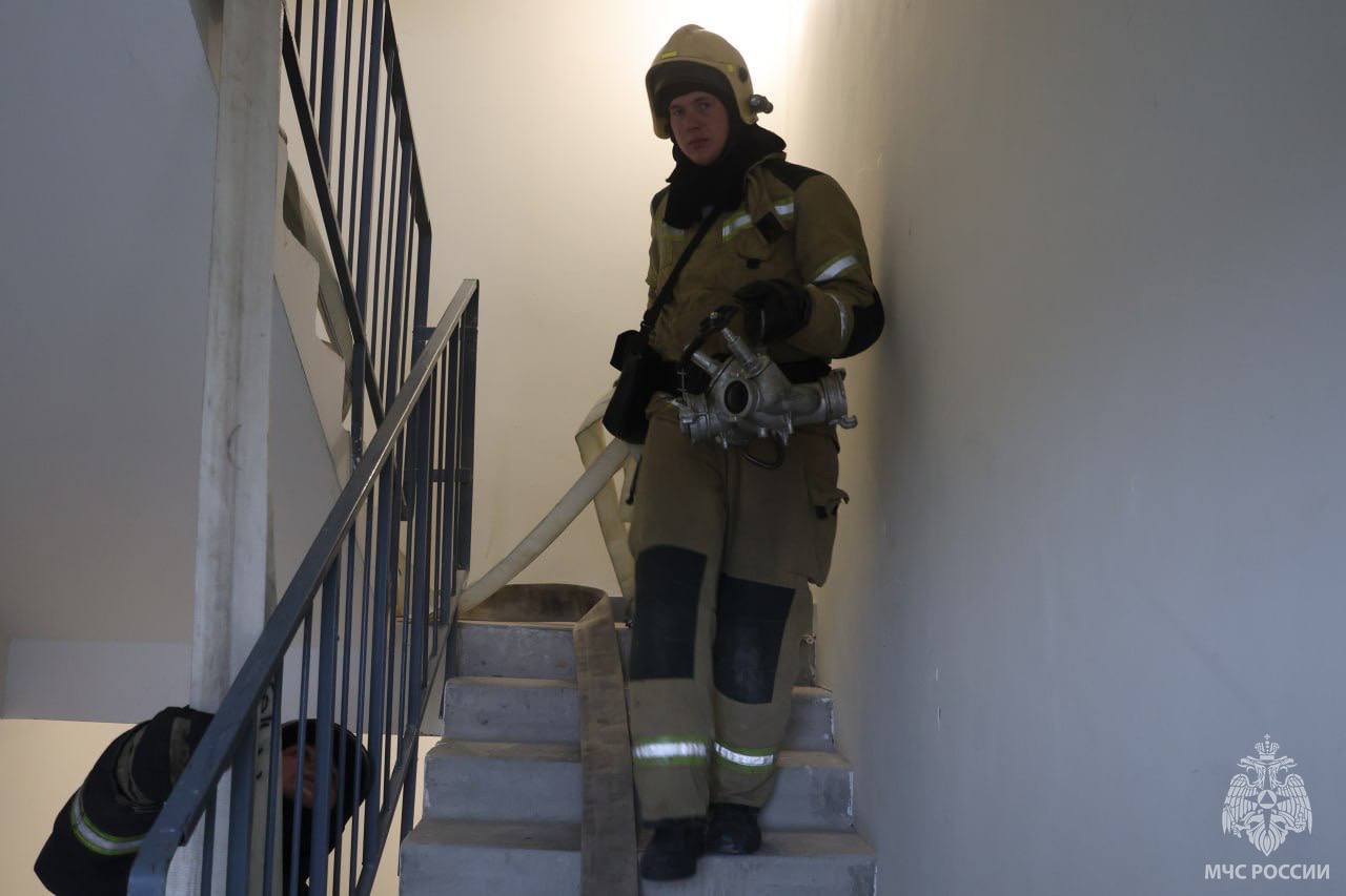 В Оренбурге отрабатывали тушение пожара на крыше высотки В Оренбурге отрабатывали тушение пожара на крыше высотки