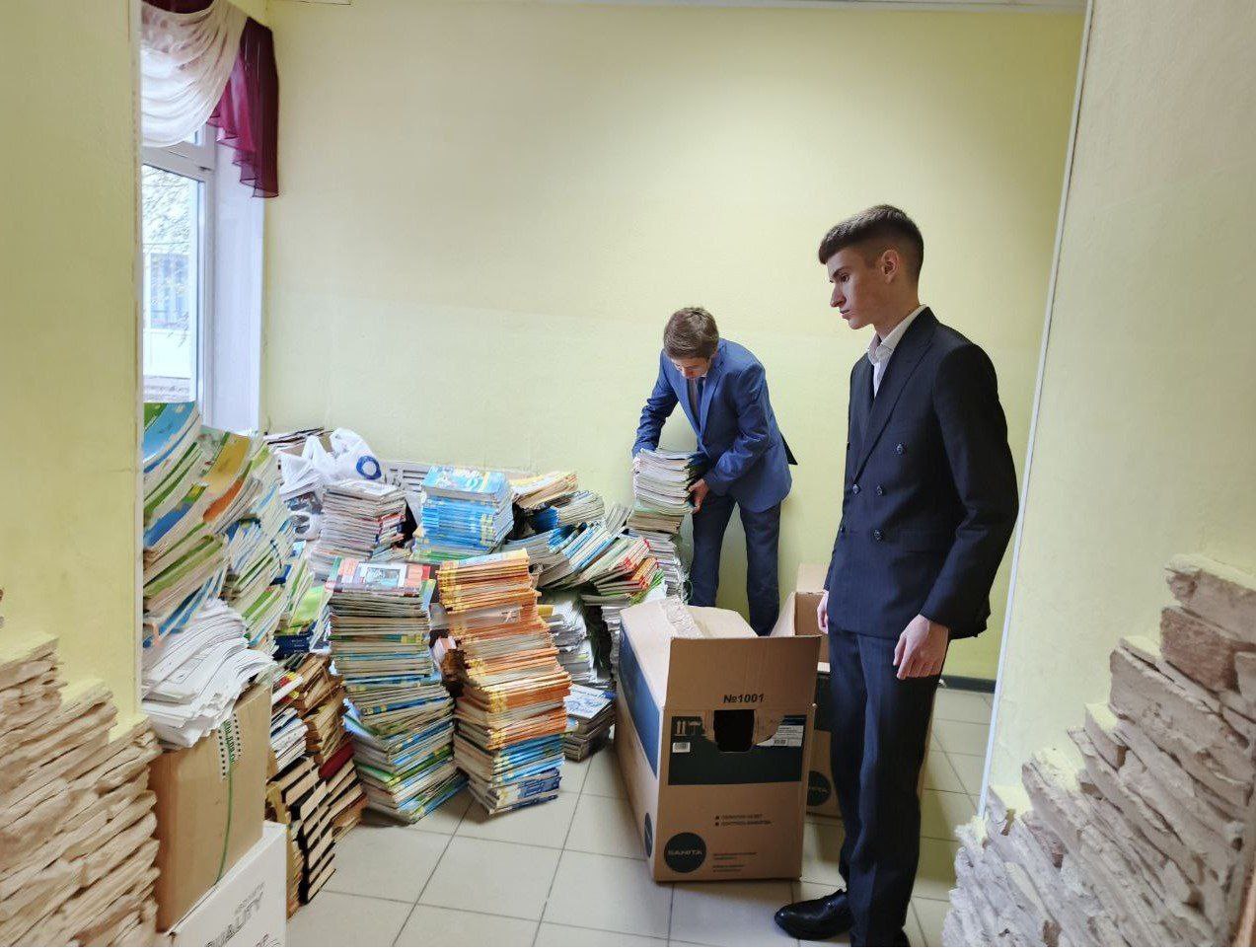 Батл продолжается: оренбуржцы принимают участие в акции по сбору макулатуры Батл продолжается: оренбуржцы принимают участие в акции по сбору макулатуры