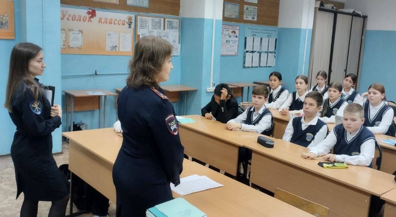 Сотрудники Госавтоинспекции провели беседу "Предупреждён – значит вооружён" со студентами Орского машиностроительного колледжа