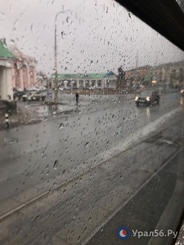 Дождливый Орск из окна трамвайного вагона Дождливый Орск из окна трамвайного вагона